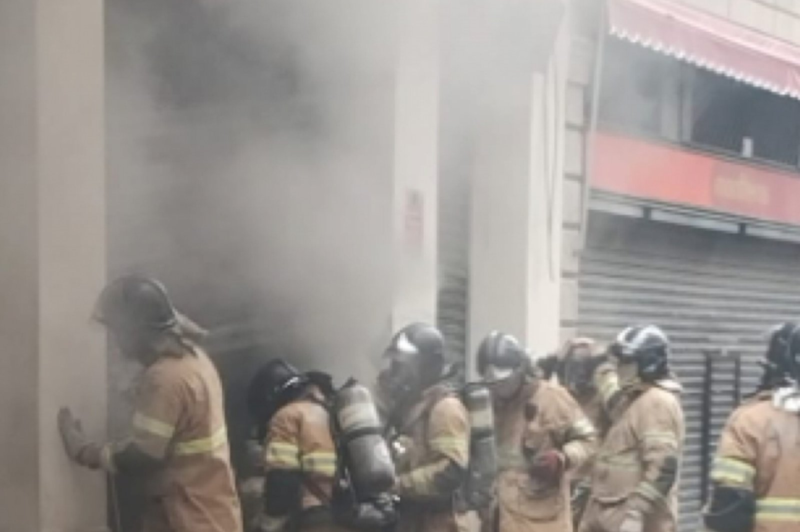 Incêndio atinge loja no Centro do Rio