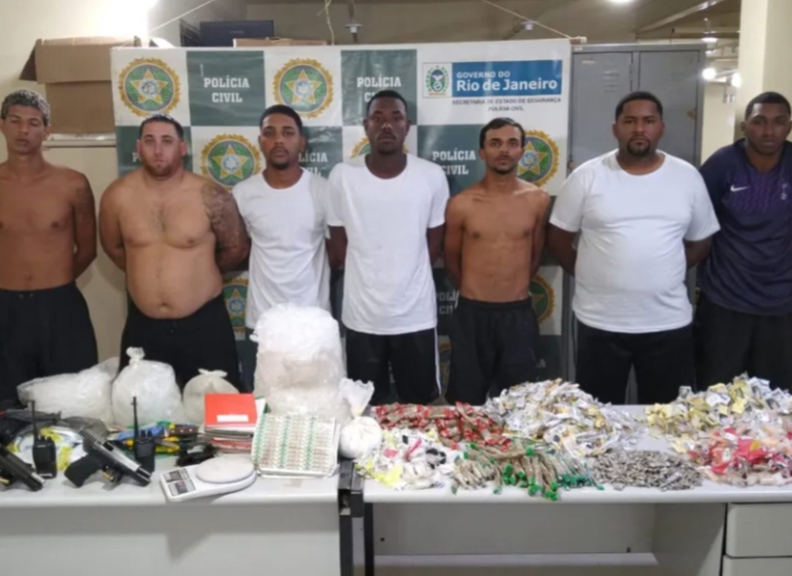 Polícia prende suspeitos de integrar quadrilha de tráfico de drogas em Itaboraí