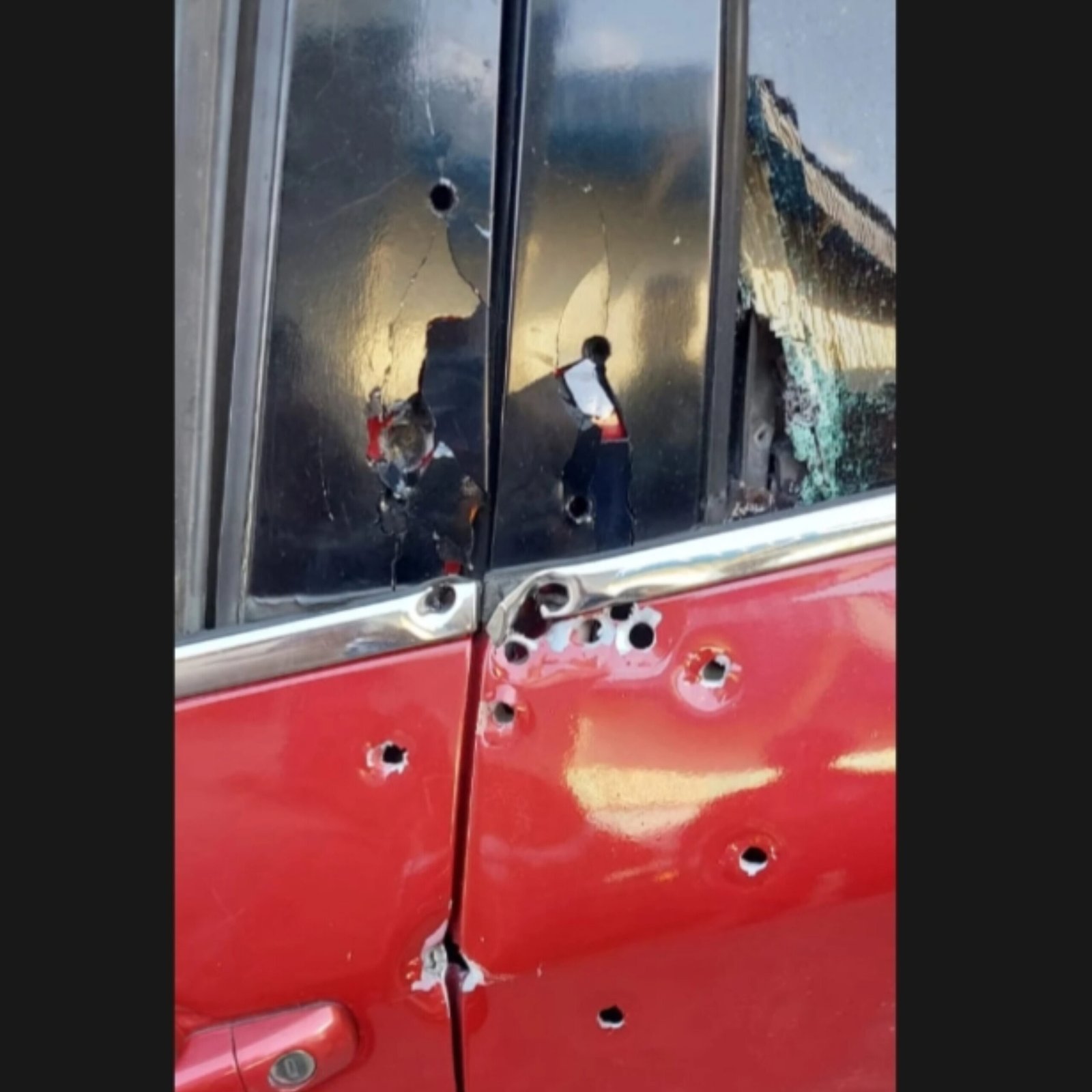 Homem é atacado a tiros dentro de veículo em São Gonçalo