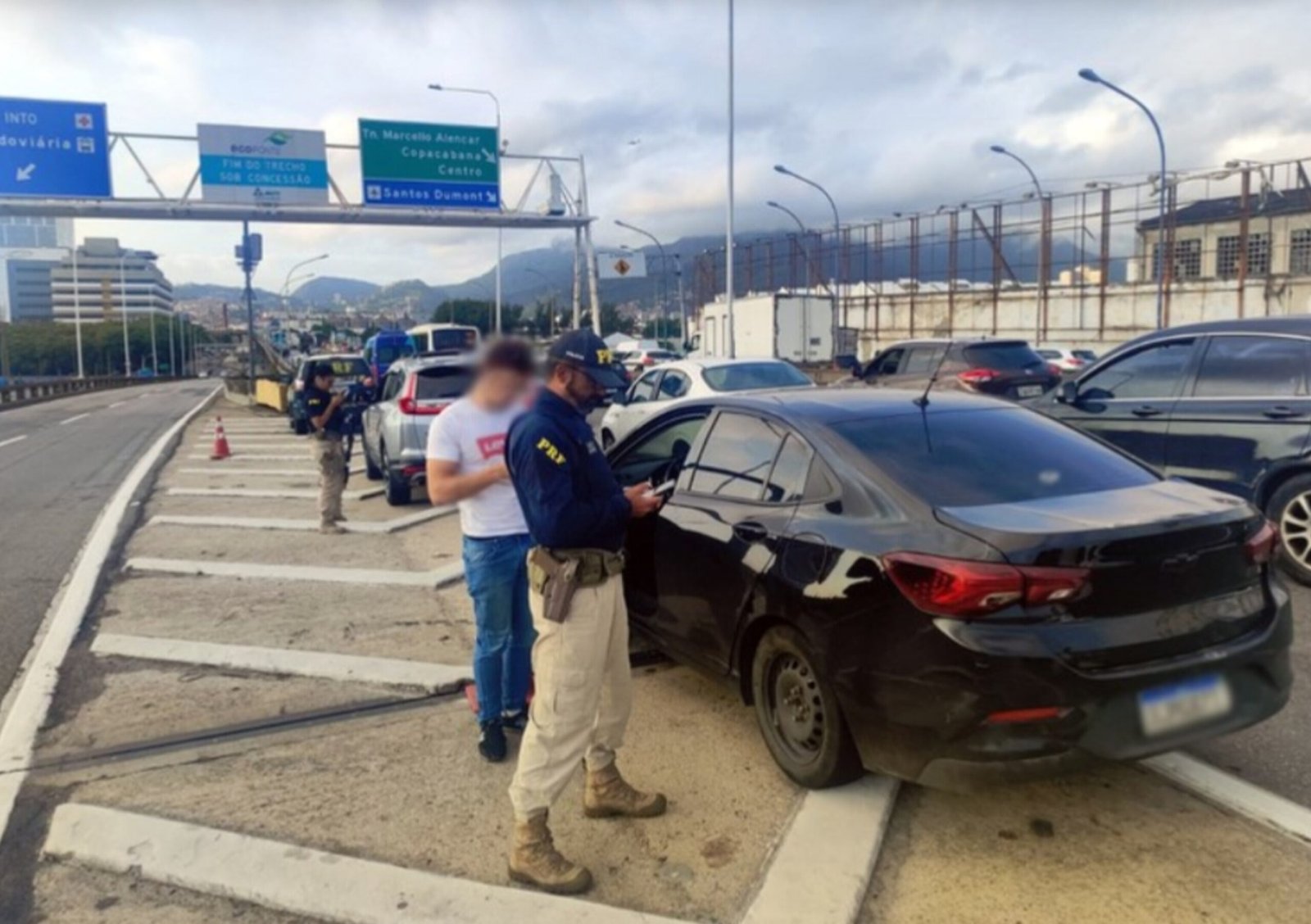 Dezenas de motoristas são flagrados ‘furando fila’ na Ponte Rio-Niterói