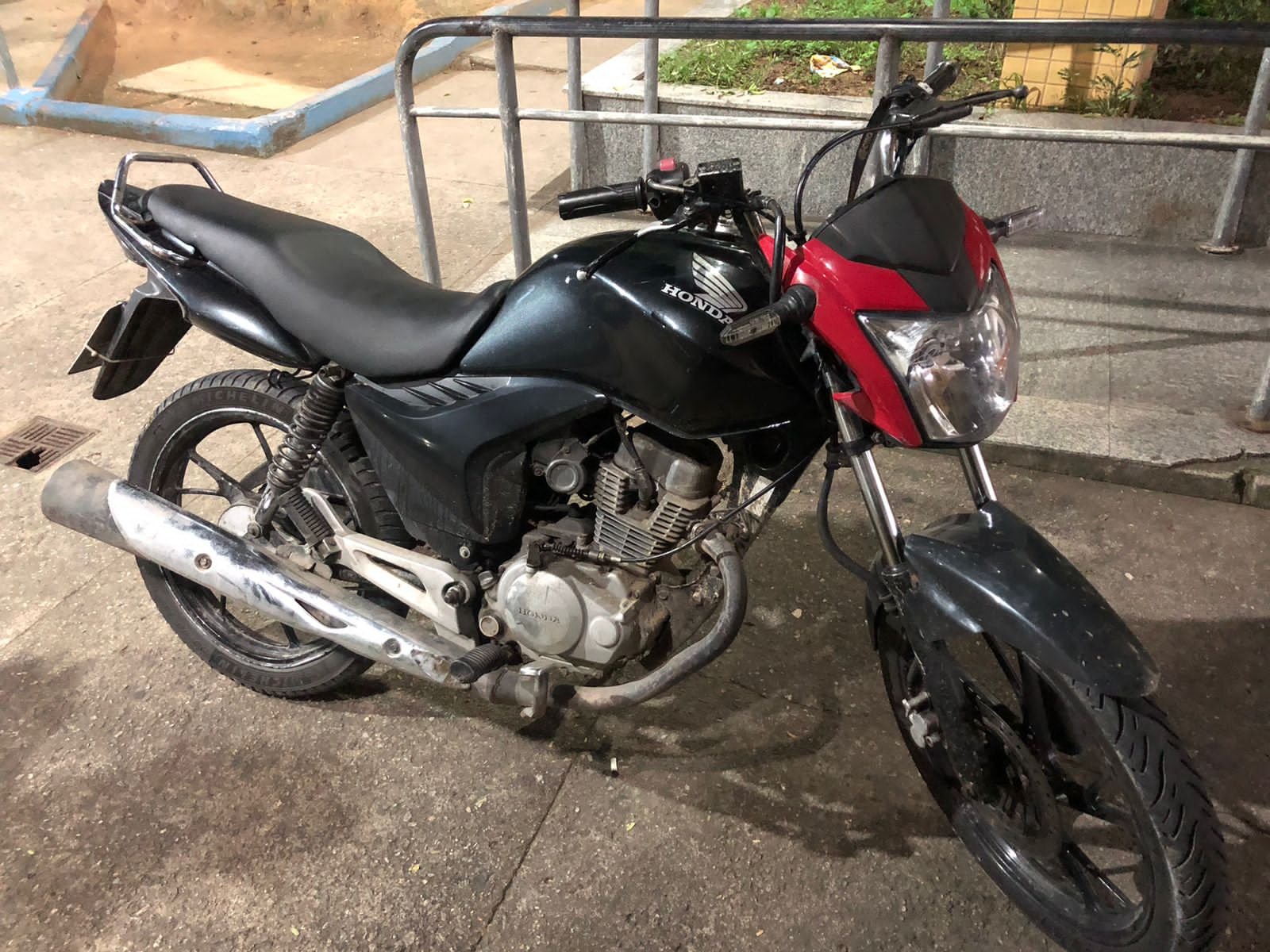 [VÍDEO] Homem é detido com motocicleta roubada nesta madrugada pela guarda municipal de São Gonçalo
