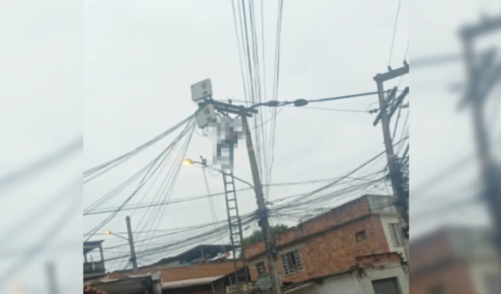 Vigilante é eletrocutadofazendo ‘gato’ em São Gonçalo; vídeo