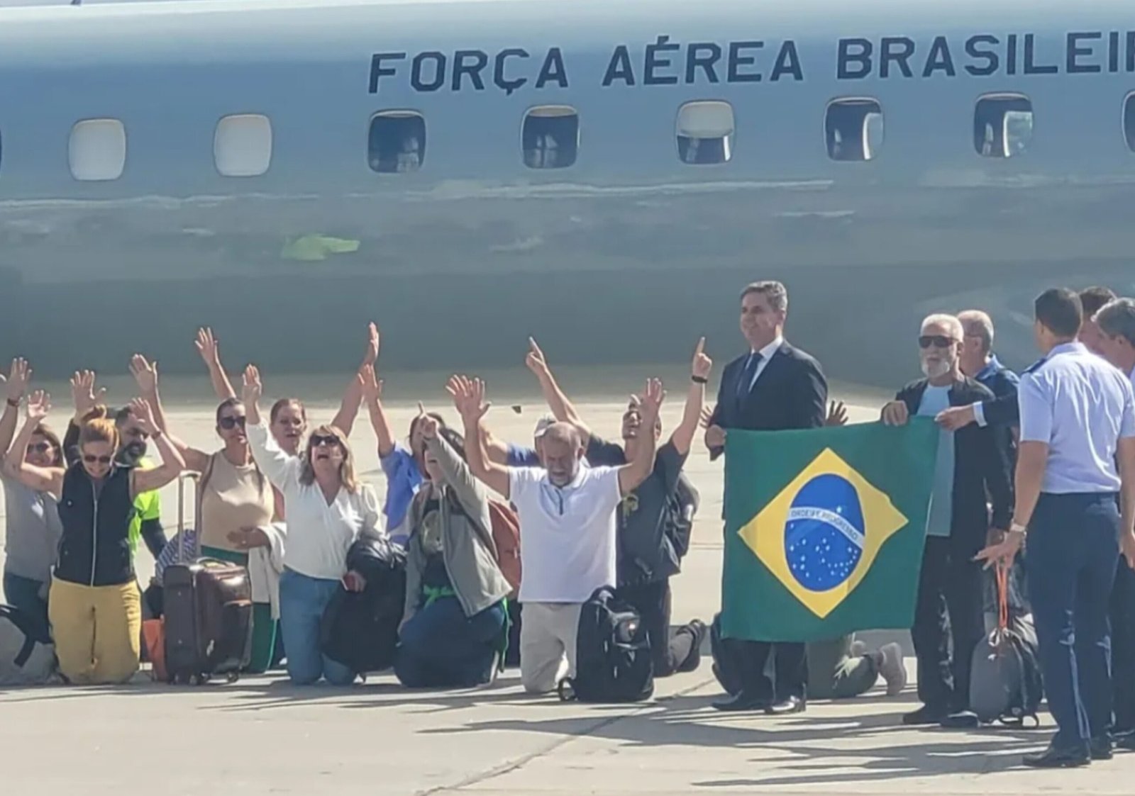 Cariocas resgatados de Israel ajoelham na pista do Galeão na chegada ao Rio