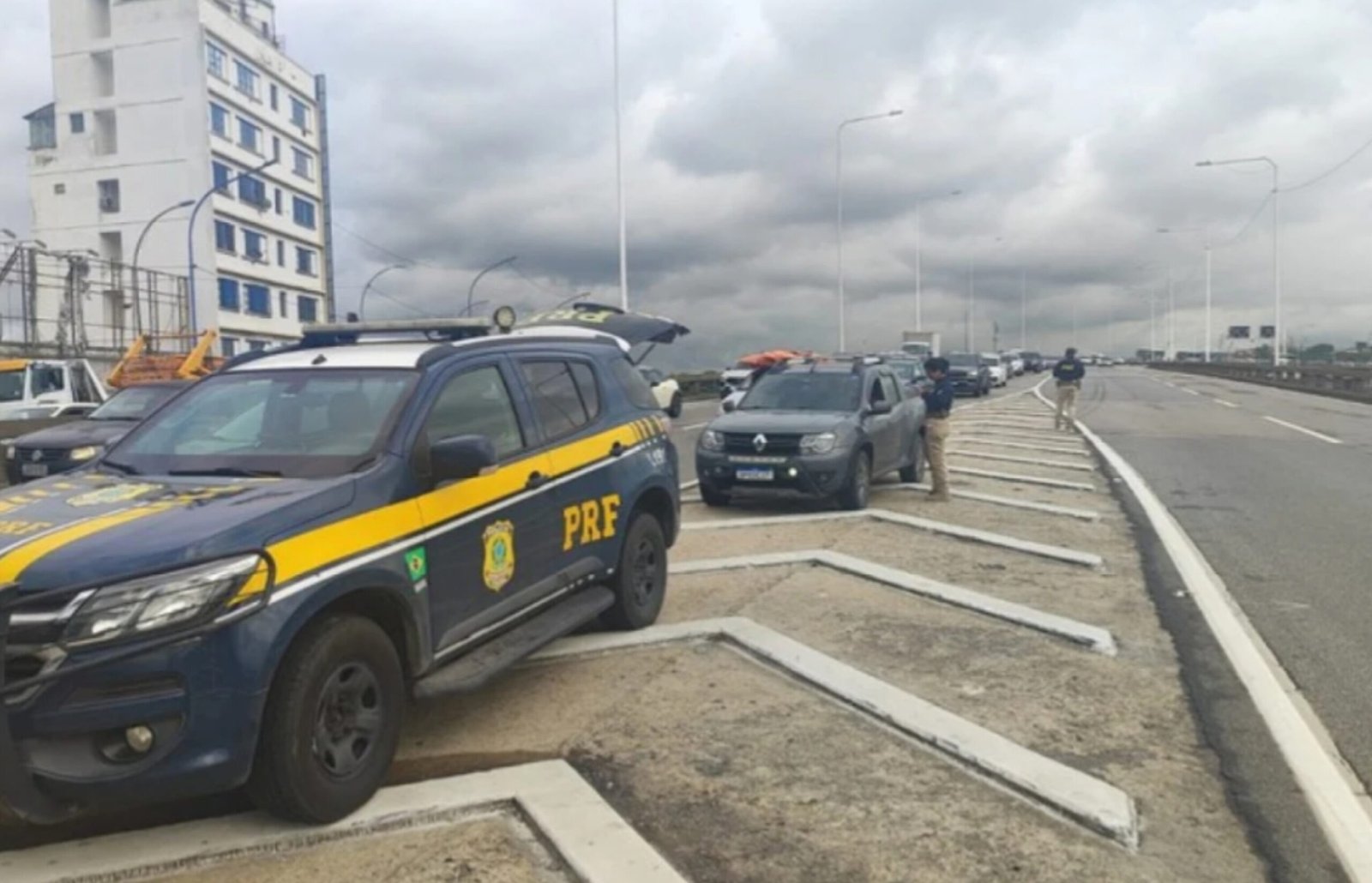 PRF aplica mais de 300 multas em fiscalização na Ponte Rio-Niterói