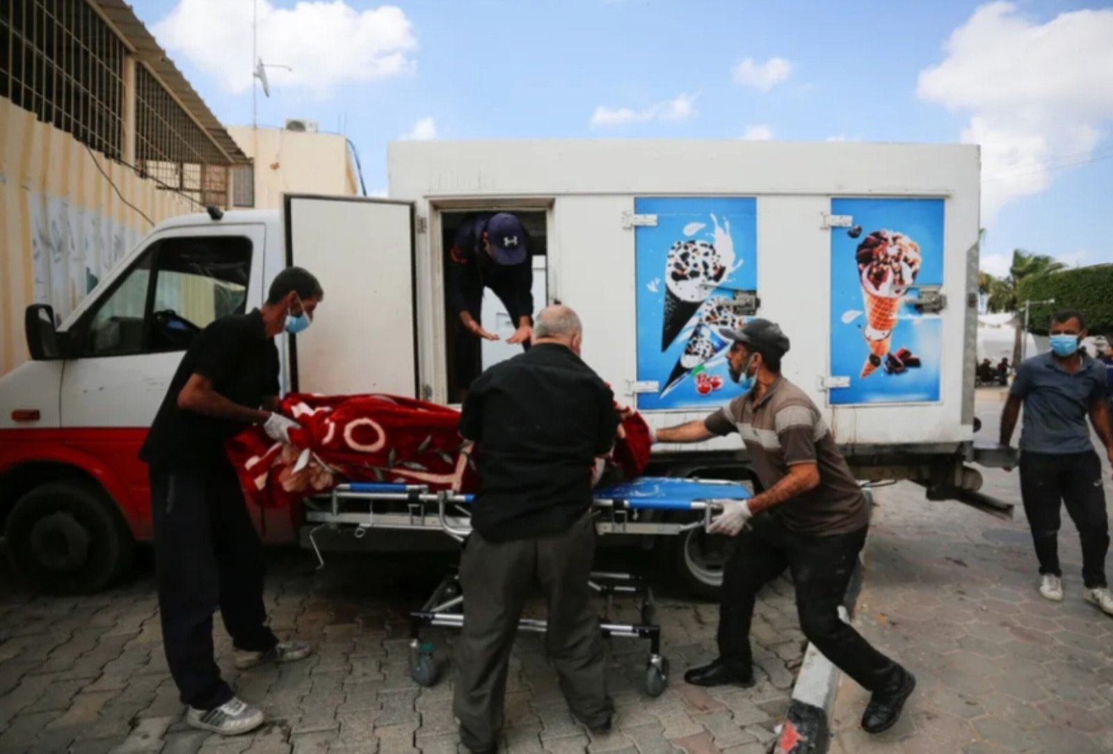 Sem espaço nos cemitérios, corpos de palestinos são armazenados em caminhões de sorvete em Gaza