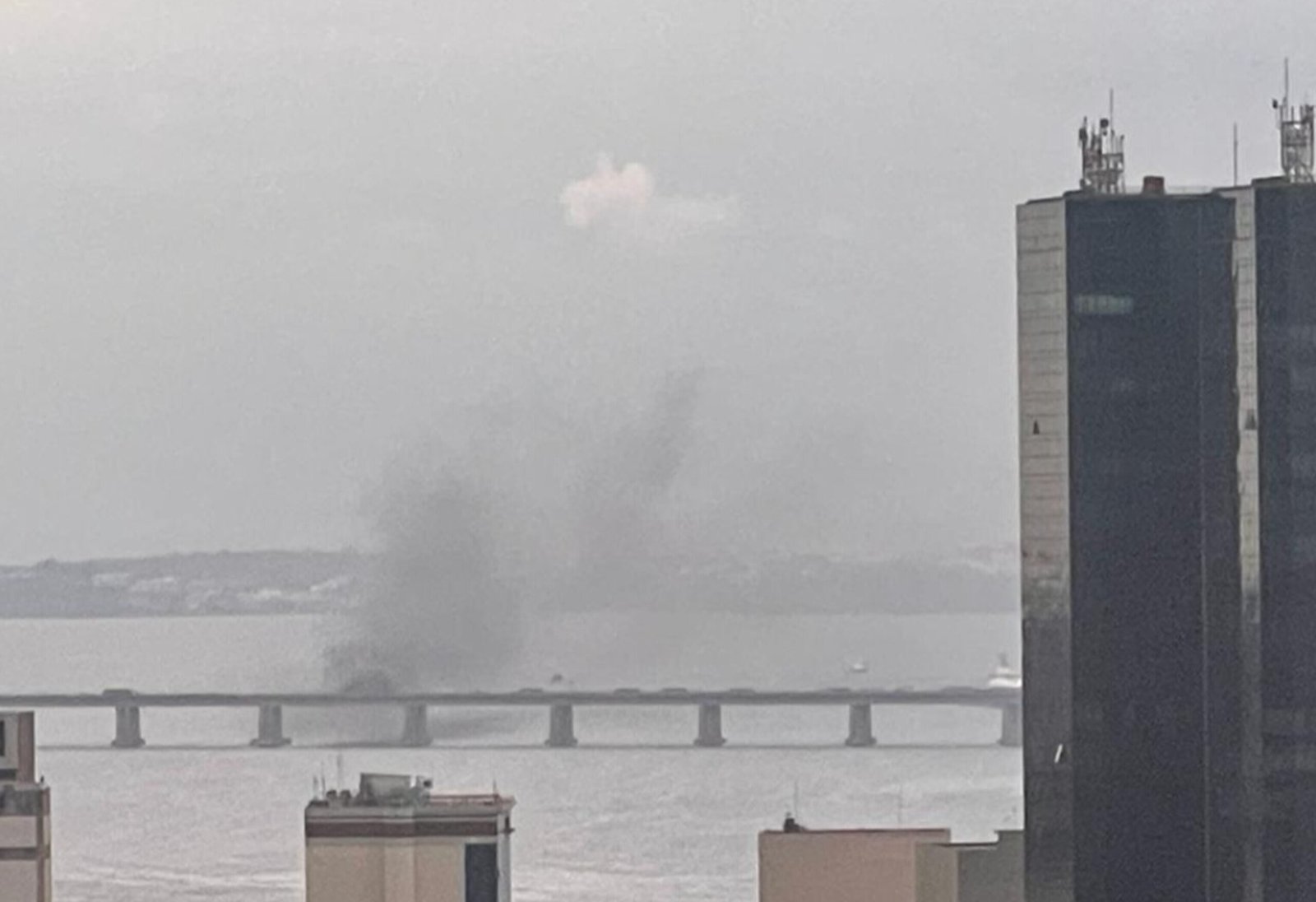 Carro pegando fogo interdita a Ponte Rio-Niterói
