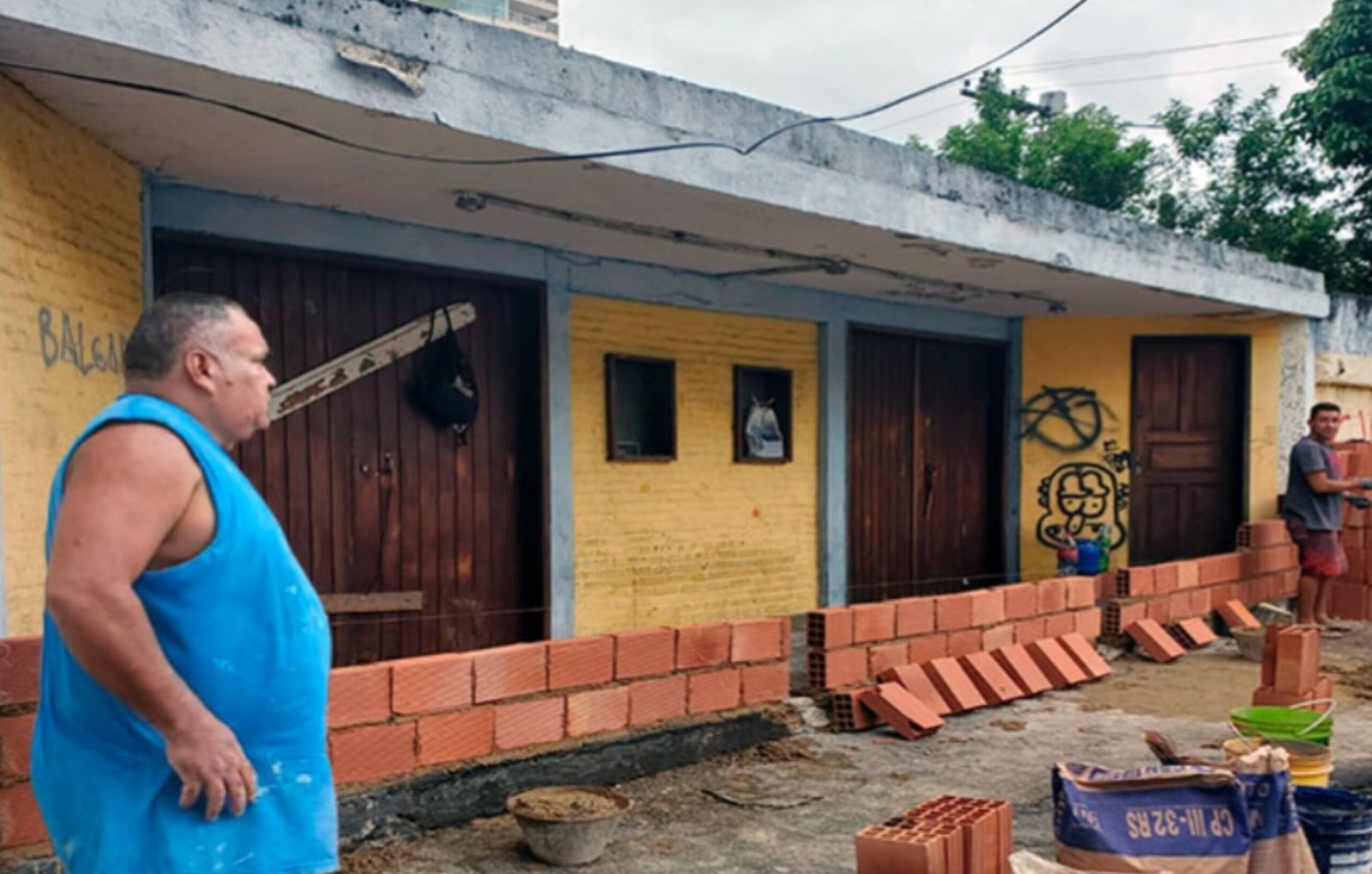 Para evitar cracudos, clube de Niterói fecha portaria com muro de tijolos