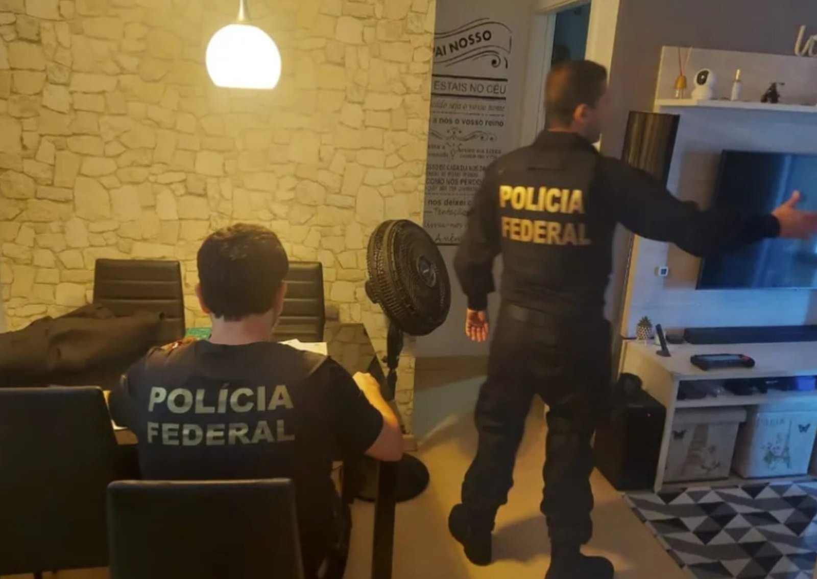 [VÍDEO] Operação da PF prende homem que fingia ser policial federal em São Gonçalo