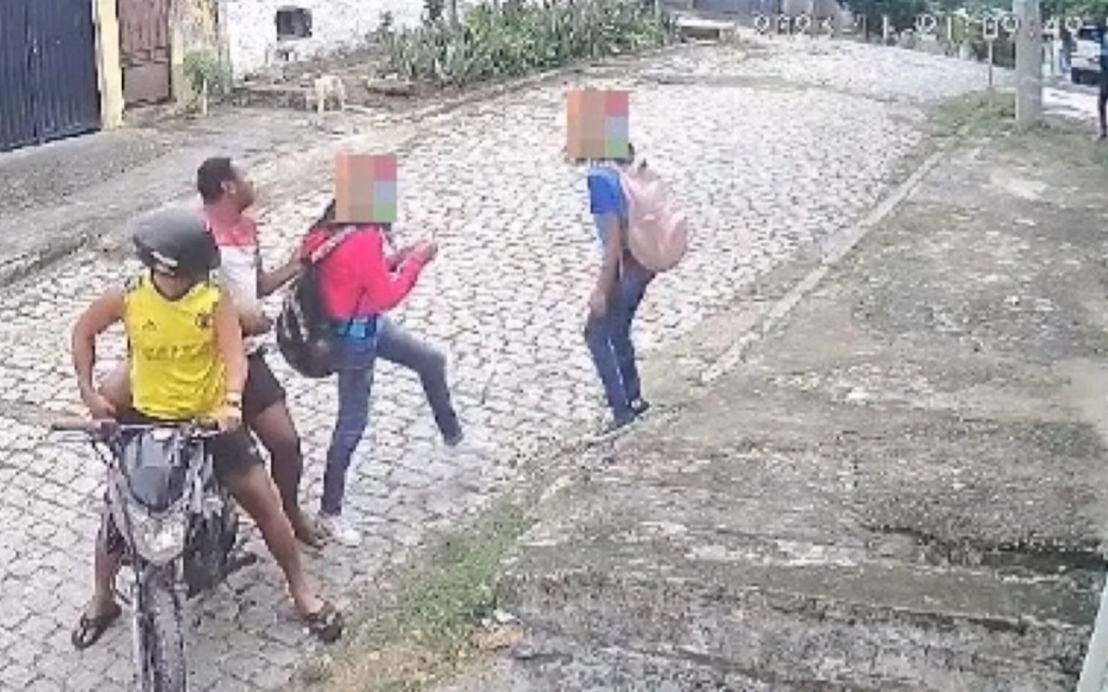 Estudantes são assaltadas por bandidos de moto em São Gonçalo