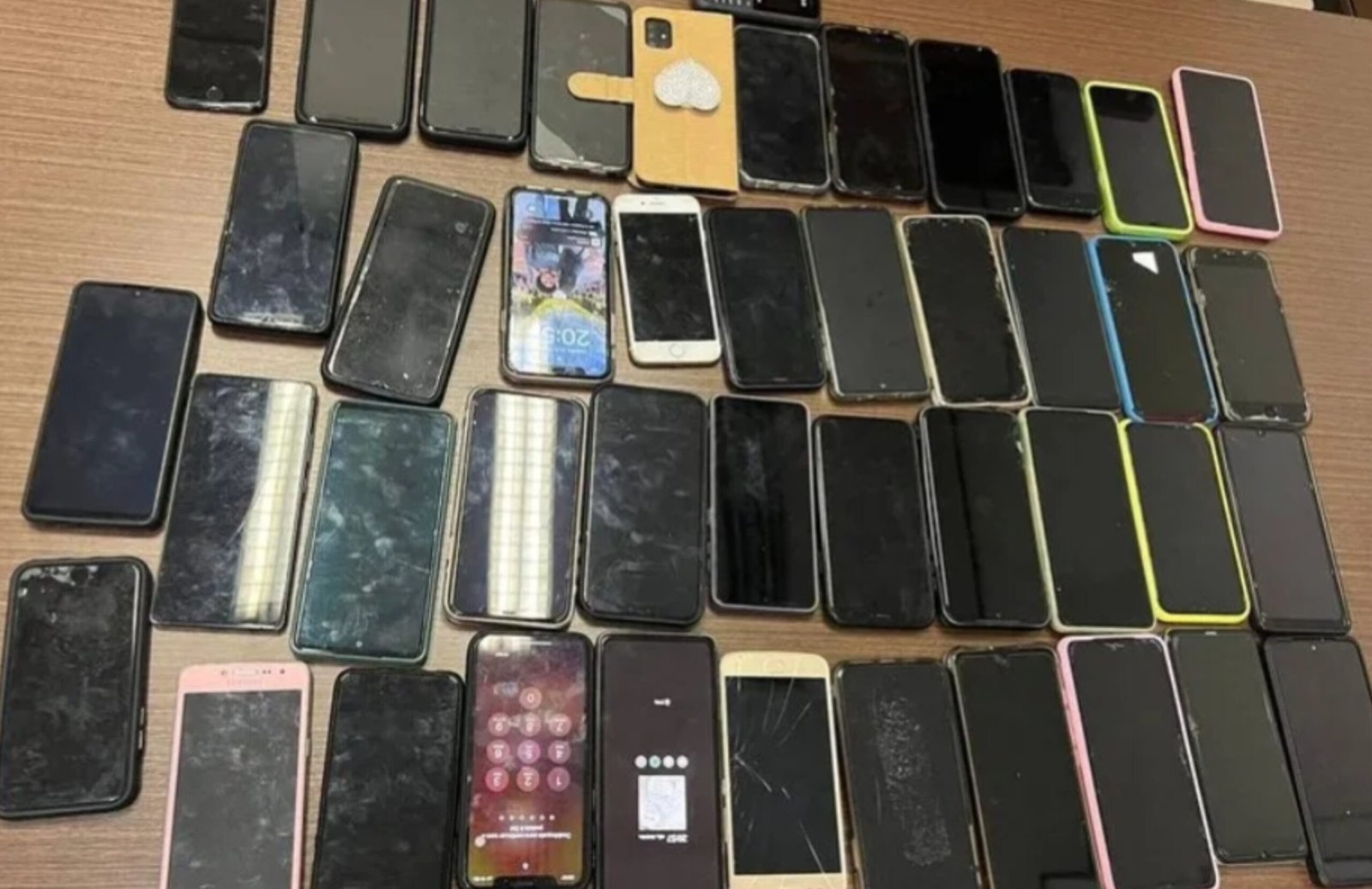 Operação policial em presídios apreende mais de mil celulares