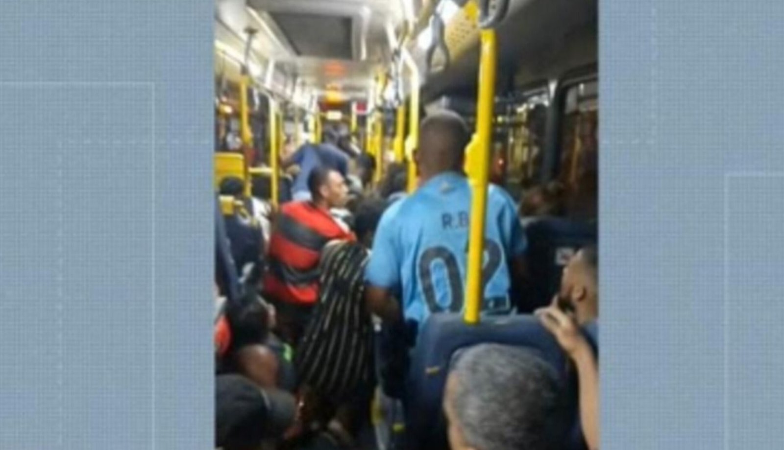 Passageiros ficam feridos e 2 suspeitos morrem após PM reagir a assalto em ônibus na Via Dutra