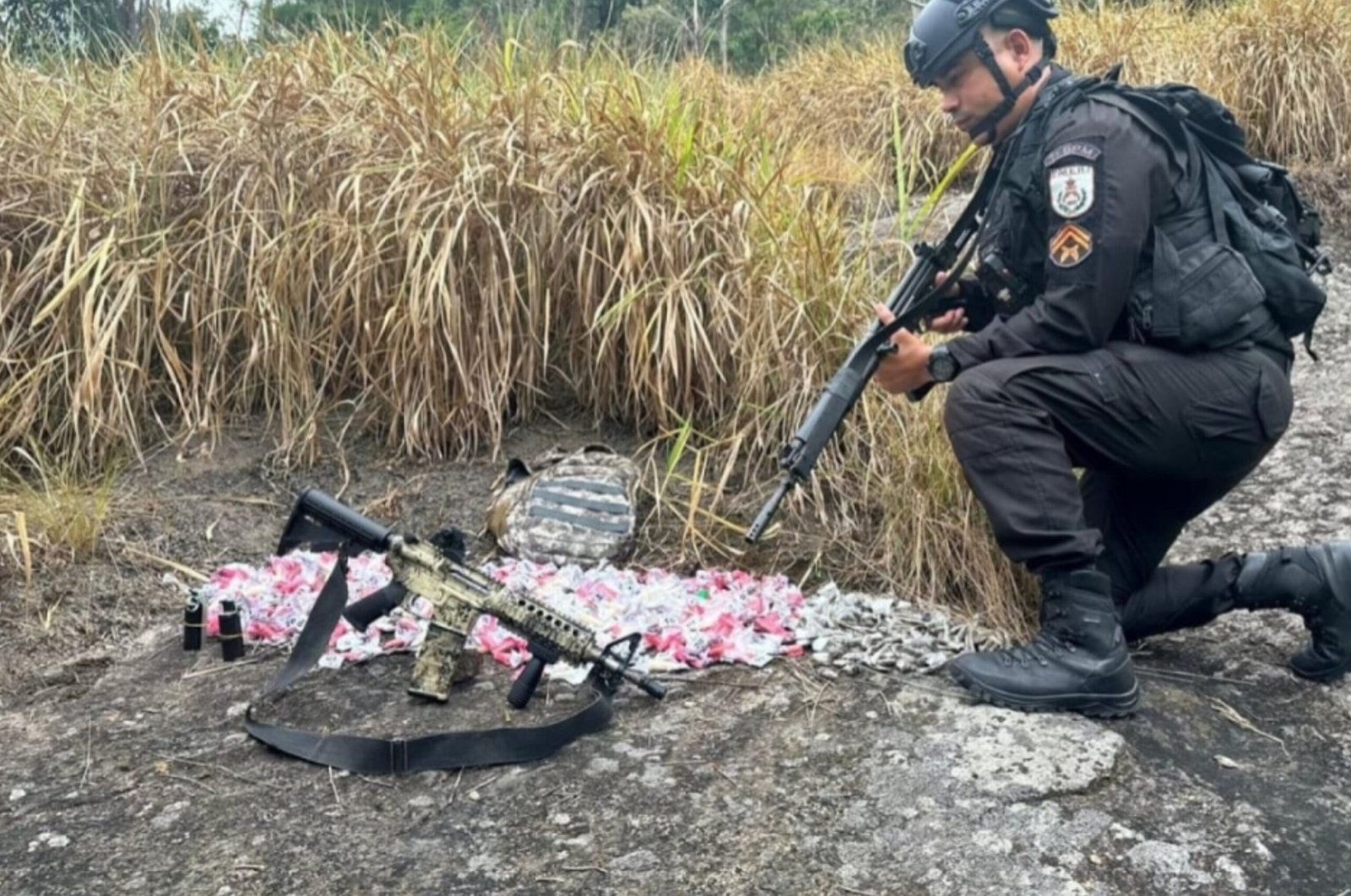 Homem é preso com fuzil e granadas em São Gonçalo