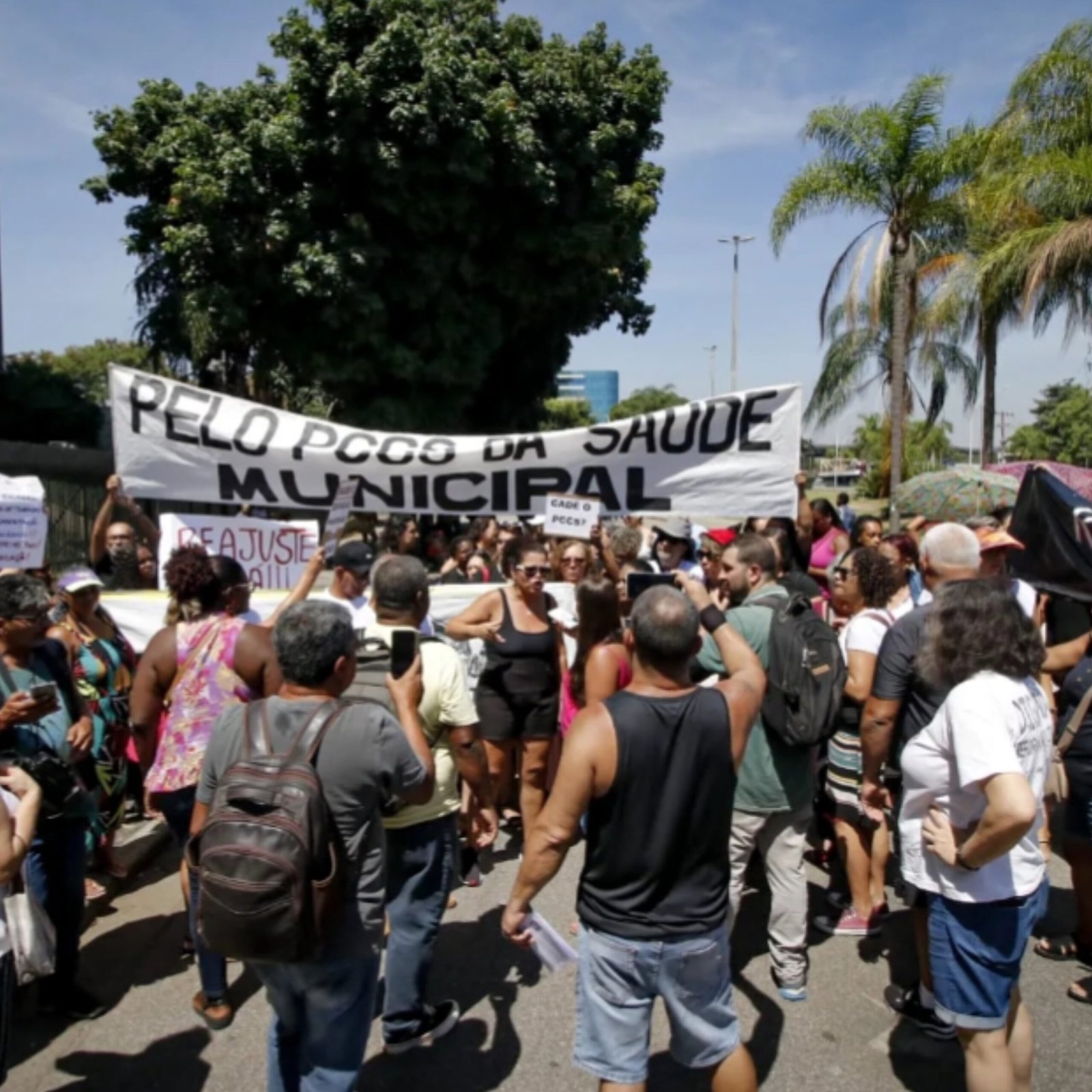 Sem reajuste salarial, professores municipais fazem ato no Rio