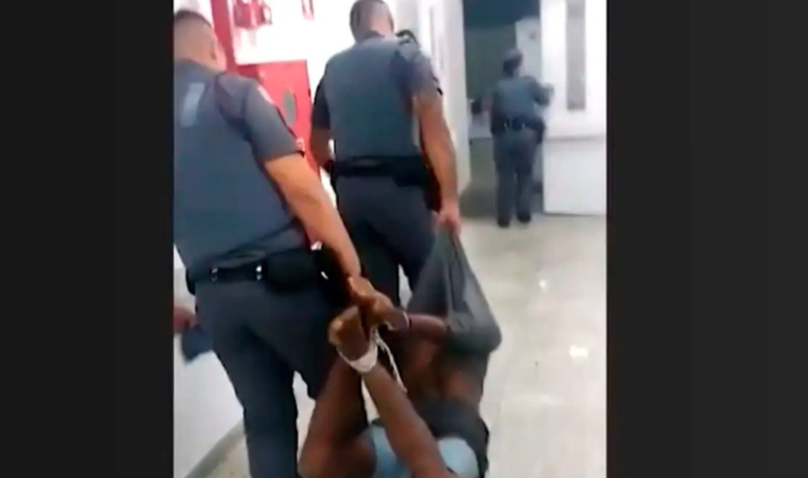 Rapaz amarrado com cordas por policiais pede indenização por tortura