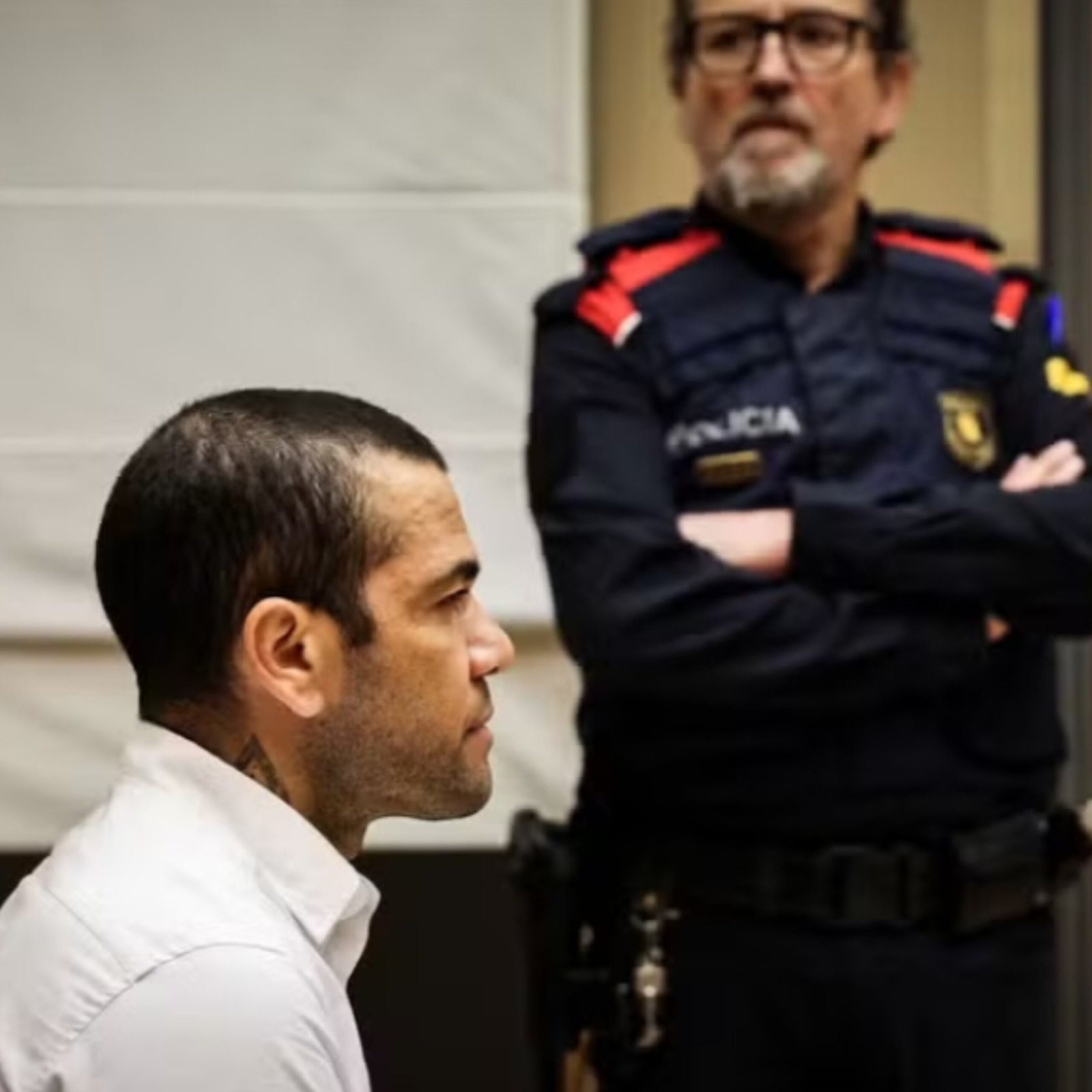 Daniel Alves é convocado para ir a tribunal de Barcelona, diz jornal espanhol