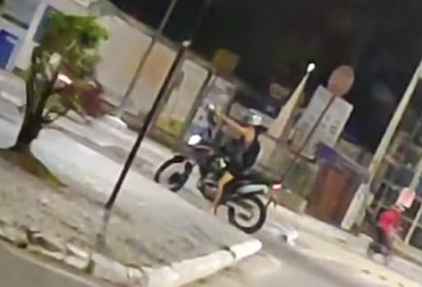 Filho de ex-prefeito de Rio Bonito é preso suspeito de ser homem que aparece de capacete em vídeo atirando contra motociclistas