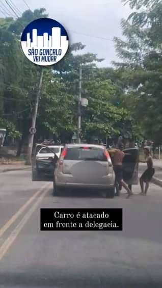 Vídeo flagra usuários de drogas destruindo carro em São Gonçalo