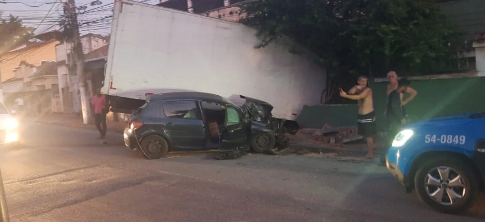 Caminhão invade casa e deixa três feridos em Niterói; vídeo
