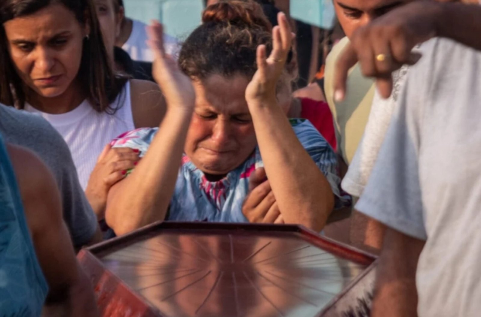Comoção marca enterro de família assassinada: ‘Eles não mereciam isso’