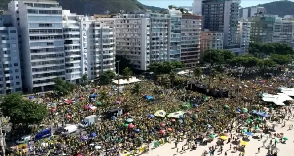 Bolsonaro reúne apoiadores em Copacabana