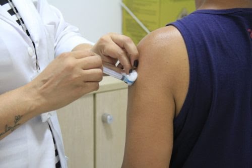 Covid: Secretaria de Saúde reduz locais de vacinação devido a baixo estoque