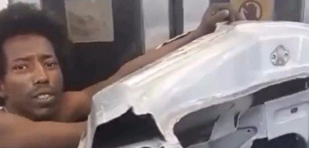 Homem tenta vender parte da lataria de um carro em trem da SuperVia