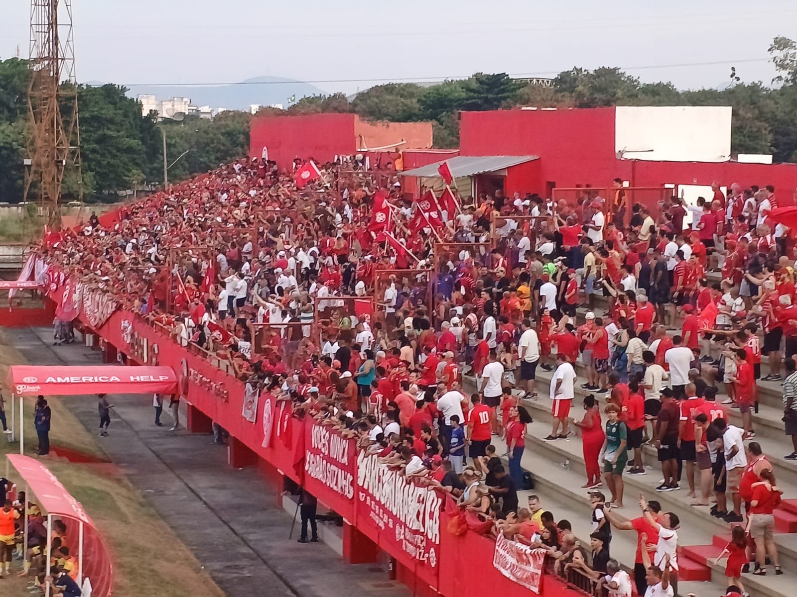 Romário assiste América vencer o Petrópolis na estreia da Série A2 do Carioca