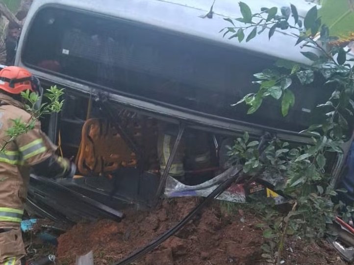 Ônibus sai da pista na RJ-116, em Itaboraí, causa uma morte e deixa feridos