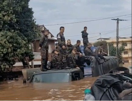 Soldados do exército brasileiro são vistos ilhados durante operação de resgate no Rio Grande do Sul