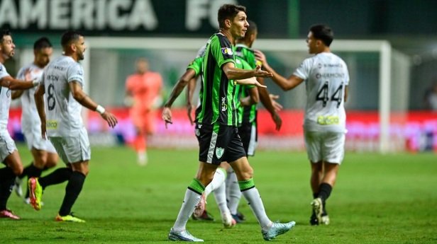 Após gol polêmico contra o Santos, jogador do América-MG pede desculpas