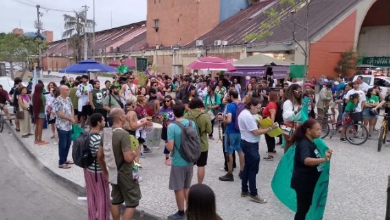 Marcha da Maconha de Niterói reúne pouco menos de 100 pessoas no Centro