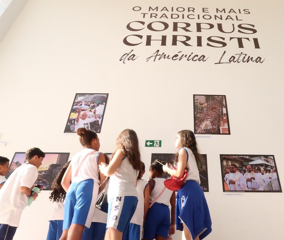Corpus Christi gonçalense tem destaque em exposição no Teatro Municipal
