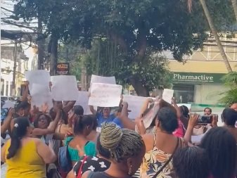 Excluídos da Moeda Arariboia protestam na porta da Prefeitura de Niterói
