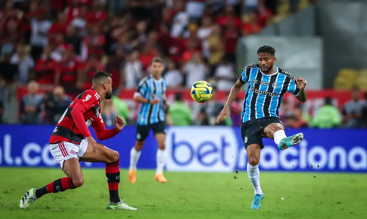 Flamengo vence Grêmio no Maracanã e assume a ponta do Brasileirão