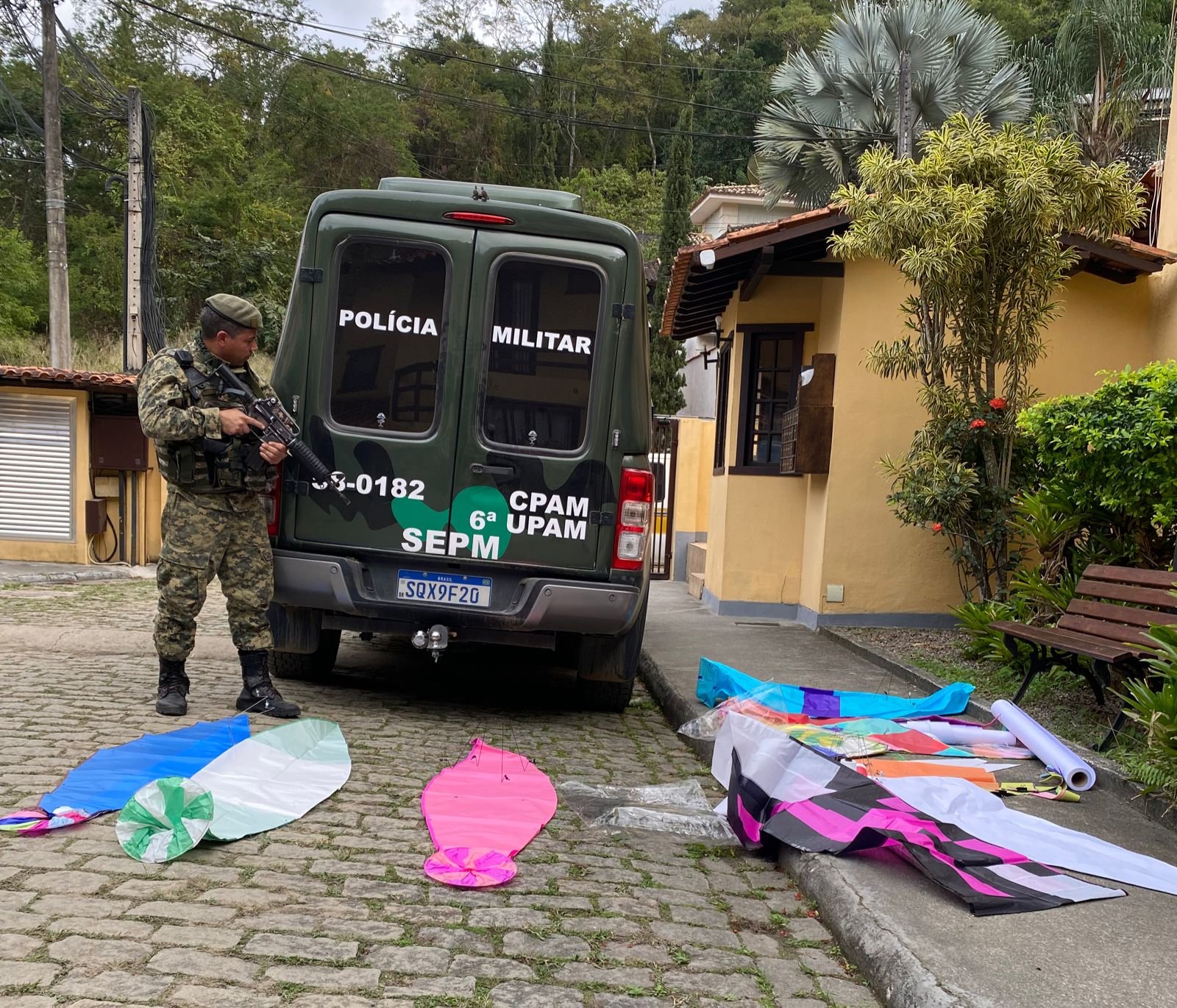 Informação do Linha Verde ajuda polícia na apreensão de 10 balões em São Gonçalo 