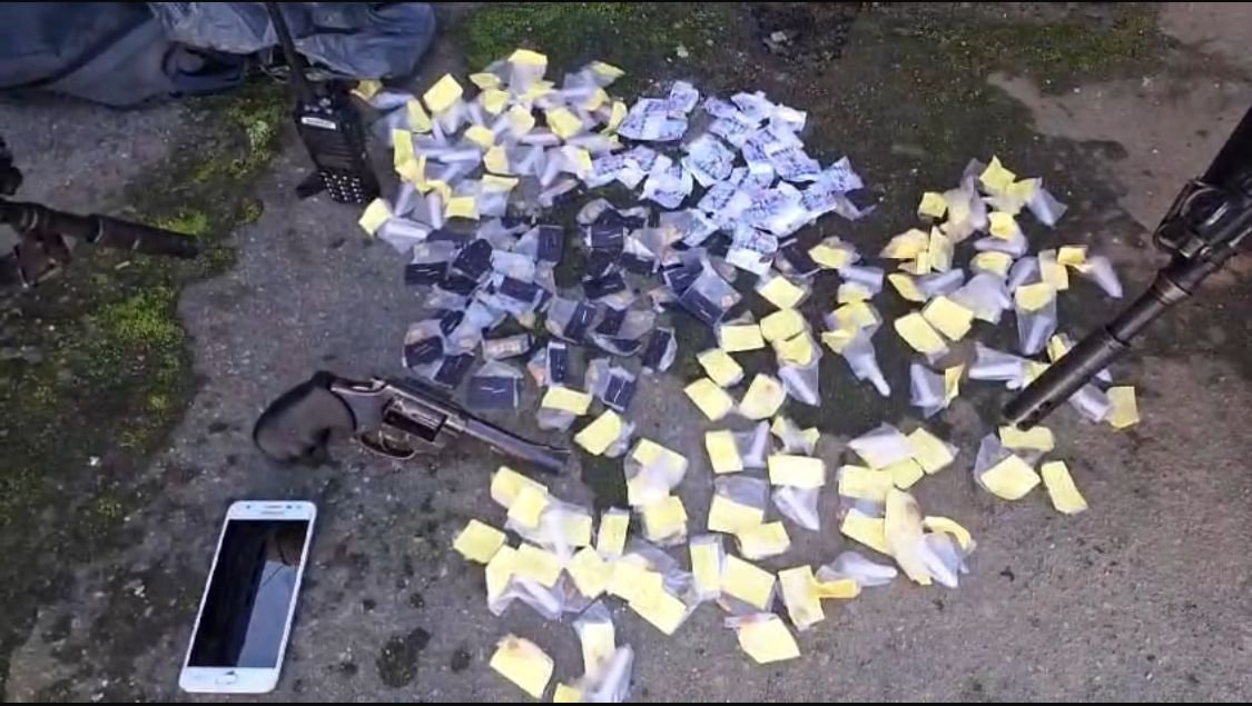 Operação conjunta entre militares prende suspeitos e apreende 87 pinos de cocaína, em Maricá 