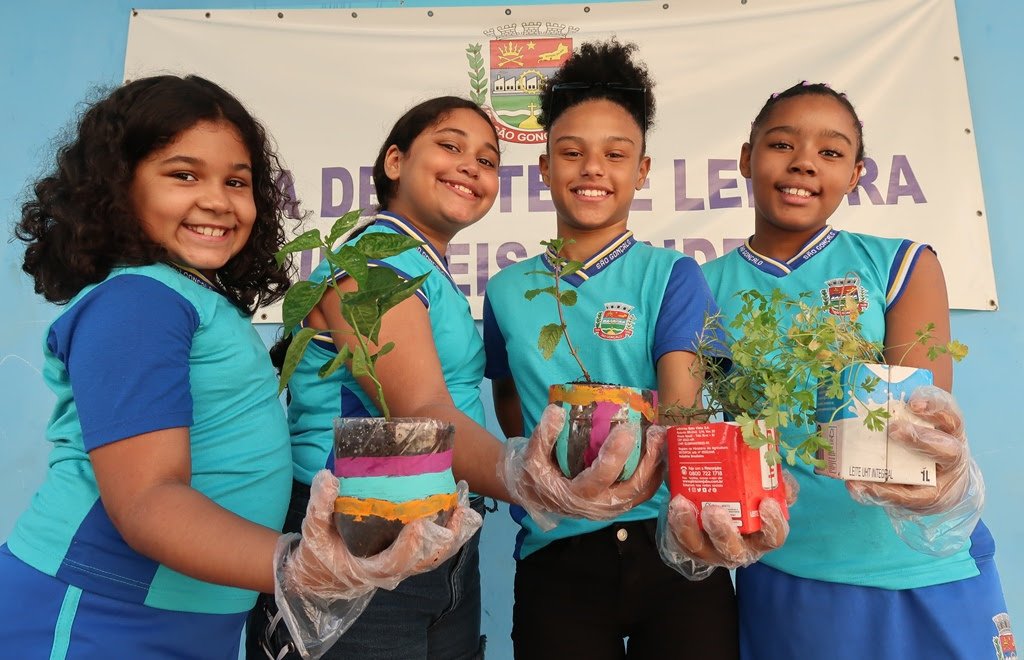 Artistas promovem dia de cultura em escola municipal de Alcântara