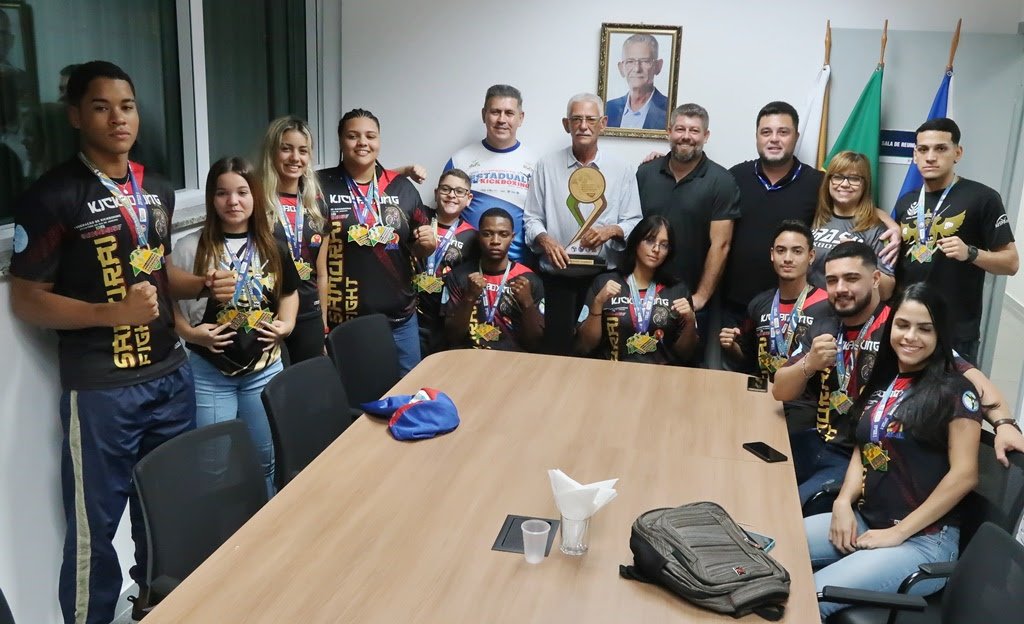 Medalhistas do Kickboxing são recebidos pelo prefeito de São Gonçalo