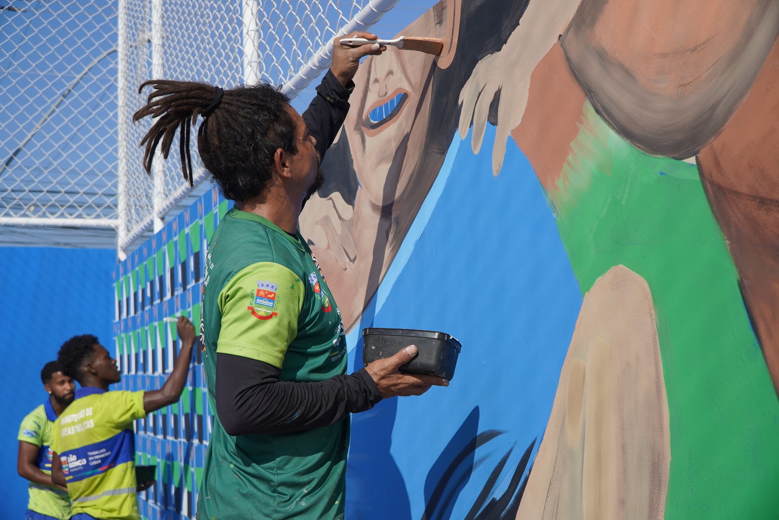 Artistas começam a pintar mural na Praça da Lagoinha