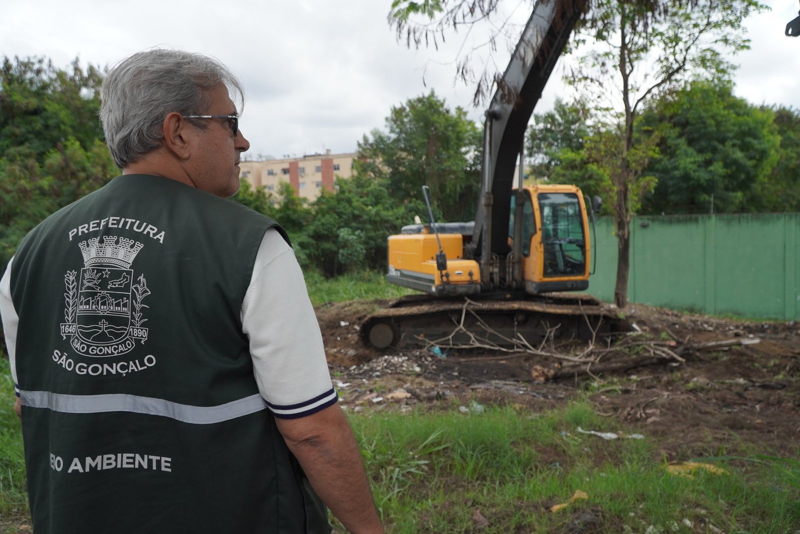 Inea e Prefeitura realizam limpeza de rio no Colubandê