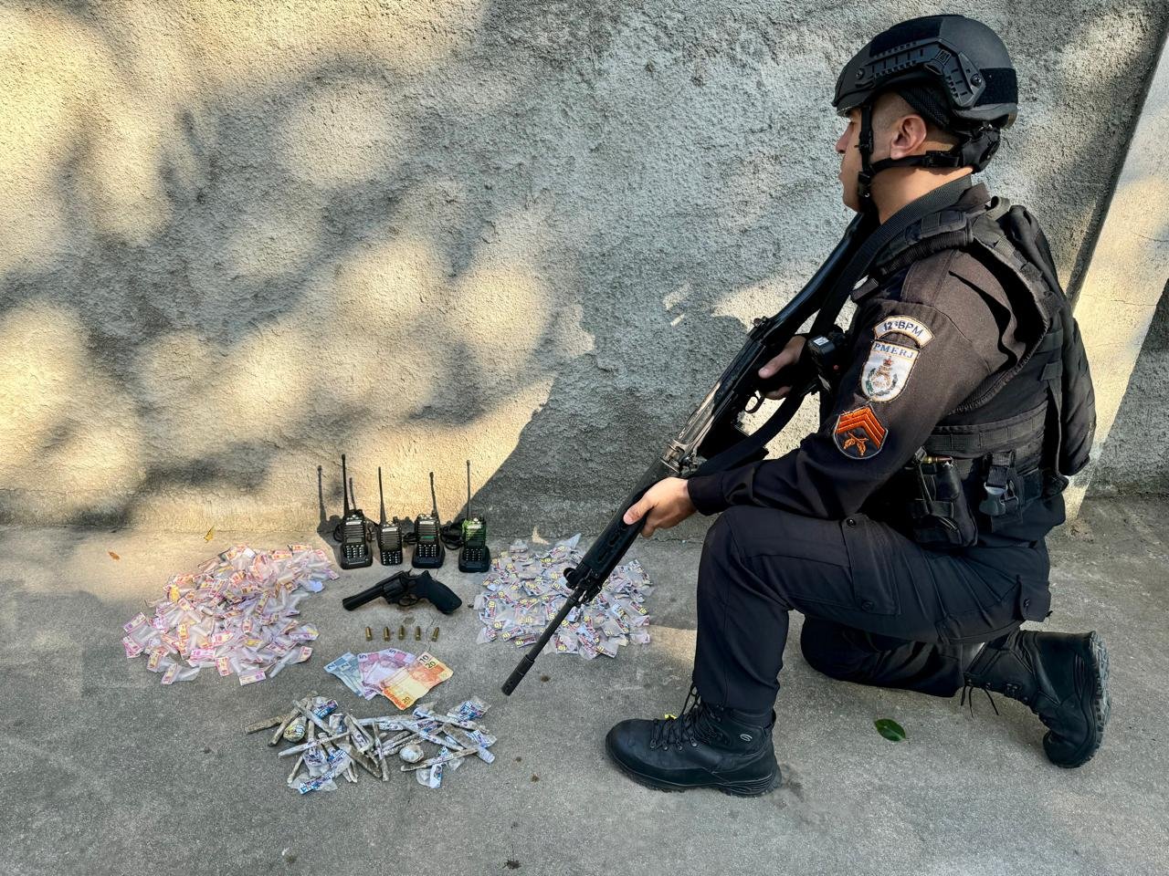 Policiais do 12º BPM prendem traficante e apreende drogas em Itaipu