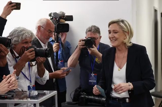 Extrema direita vence 1º turno na França, e Macron pede por aliança democrática