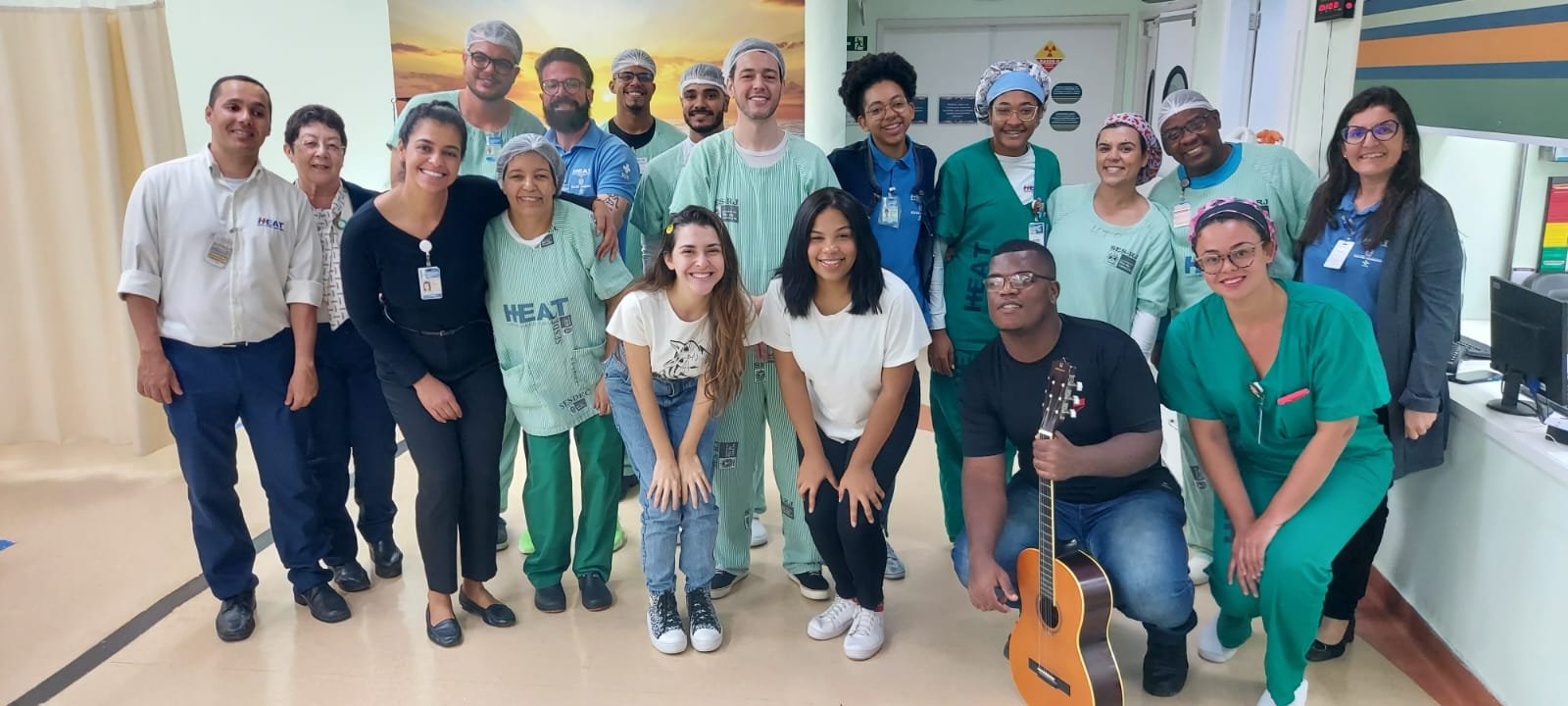 Hospital faz ação de musicoterapia para os pacientes: A promoção do bem-estar através da música