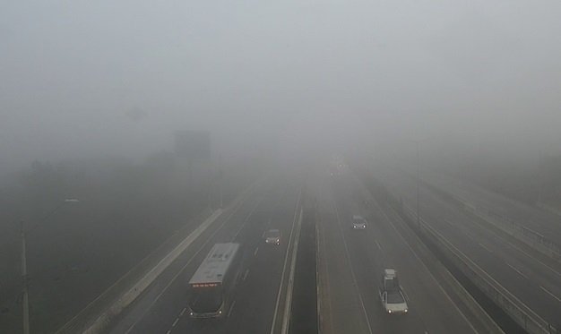 Site SG Vai Mudar busca orientações para os motoristas sobre como dirigir com segurança na rodovia sob neblina