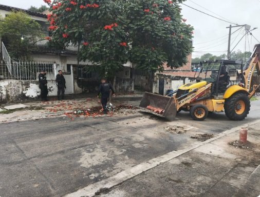 “A PM tira e os criminosos botam de volta” Policiais retiram três toneladas de barricadas no bairro Trindade, em SG