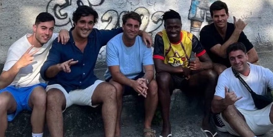 Vini Jr. leva artistas e amigos estrangeiros a Porto do Rosa, bairro onde cresceu, em São Gonçalo