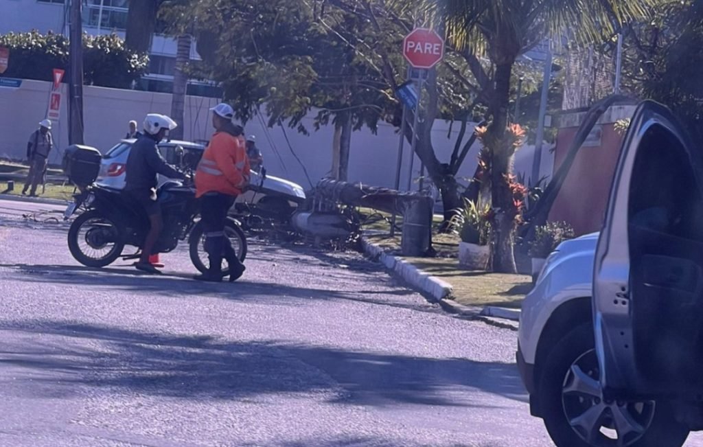 Queda de poste mata ciclista em Niterói