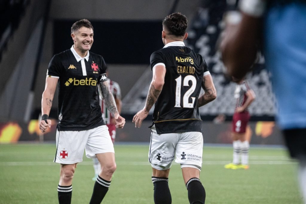 Vasco joga bem, envolve o Fluminense e vence clássico com polêmica da arbitragem