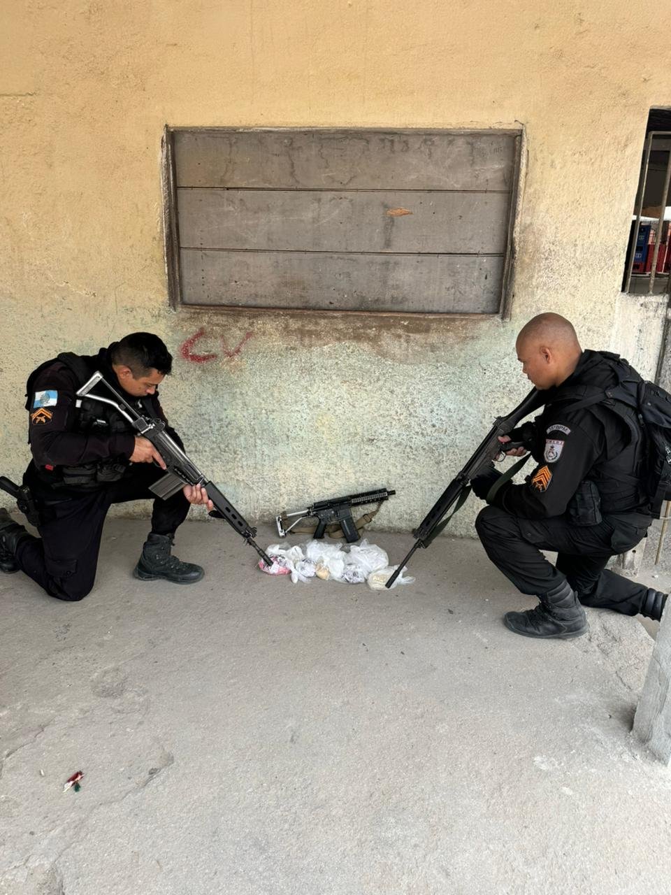 Fuzil é apreendido no Complexo da Reta Velha durante operação da PMERJ