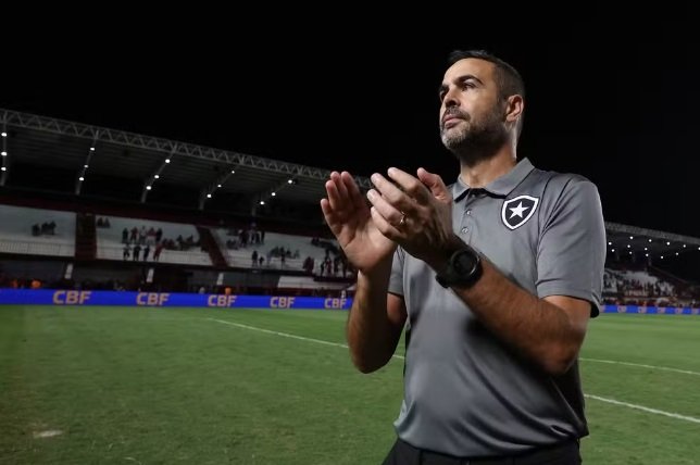 Artur Jorge comemora liderança do Botafogo no Brasileirão e mira título da Copa do Brasil: “Mesma missão”